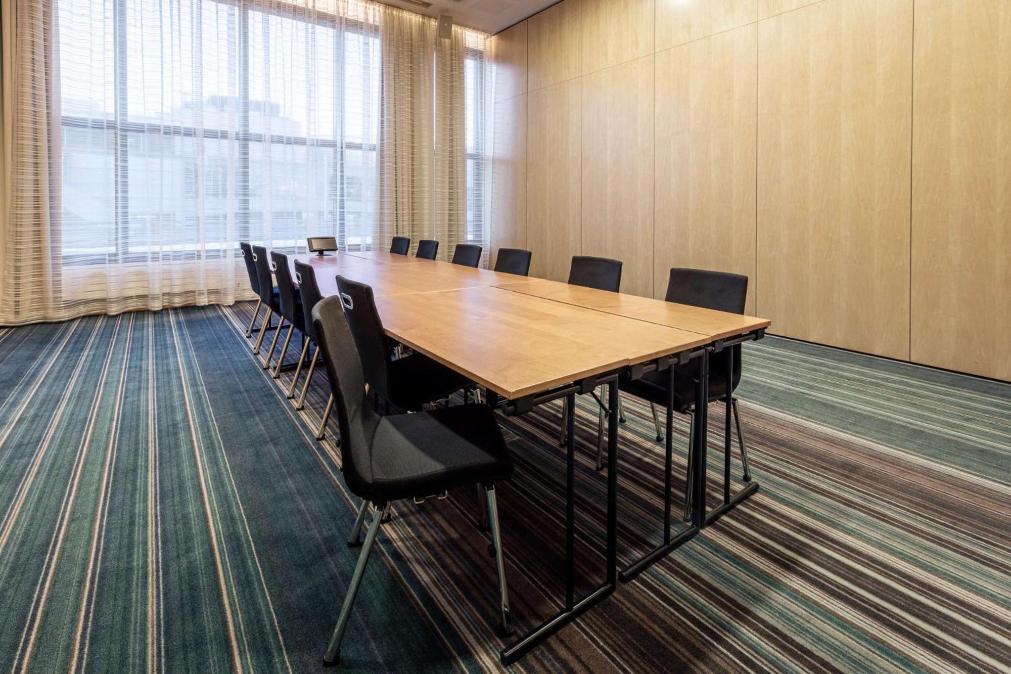 Hilton Helsinki Airport Hotel 4*
