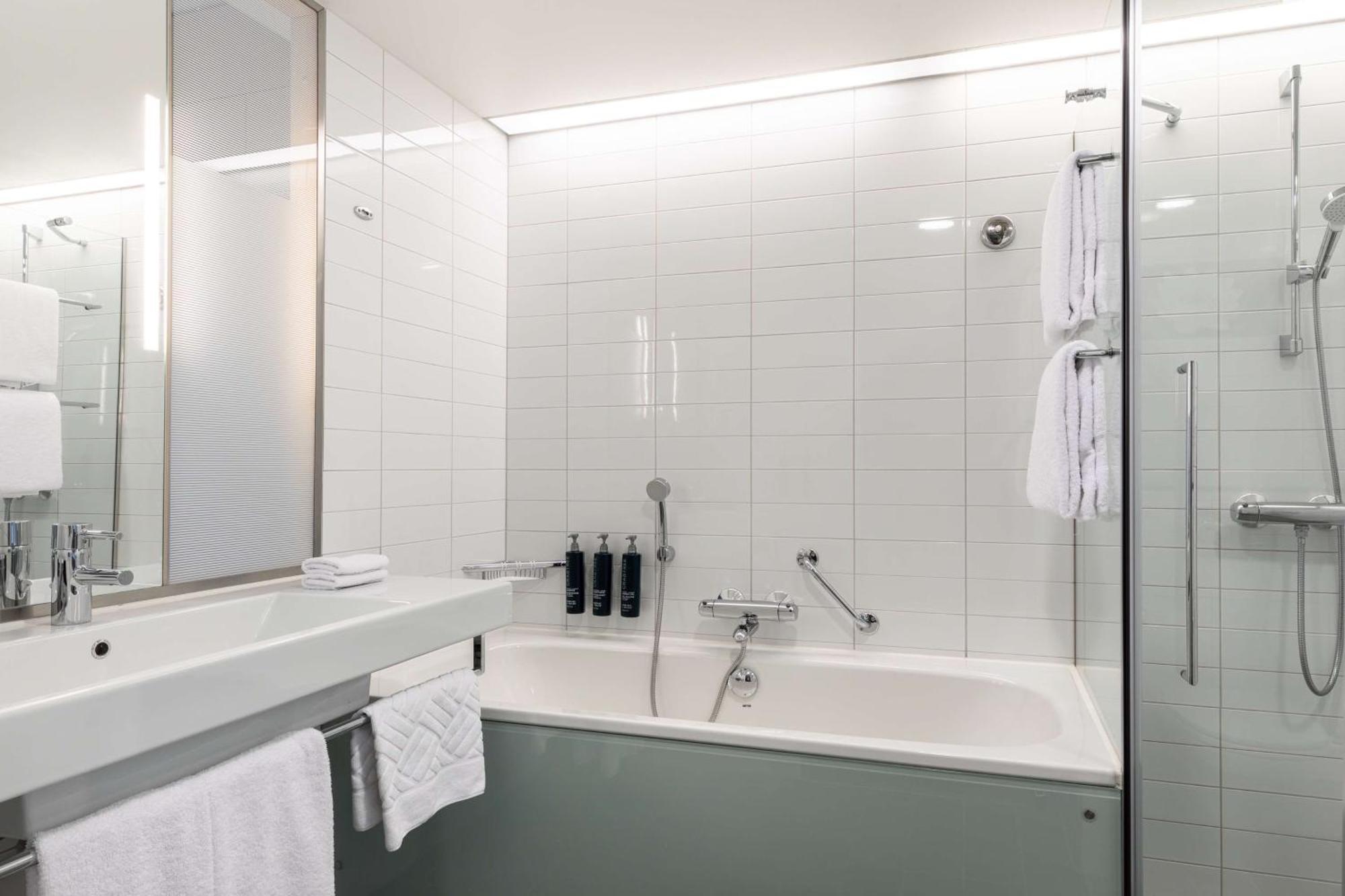 Hilton Helsinki Airport Hotelli 4*