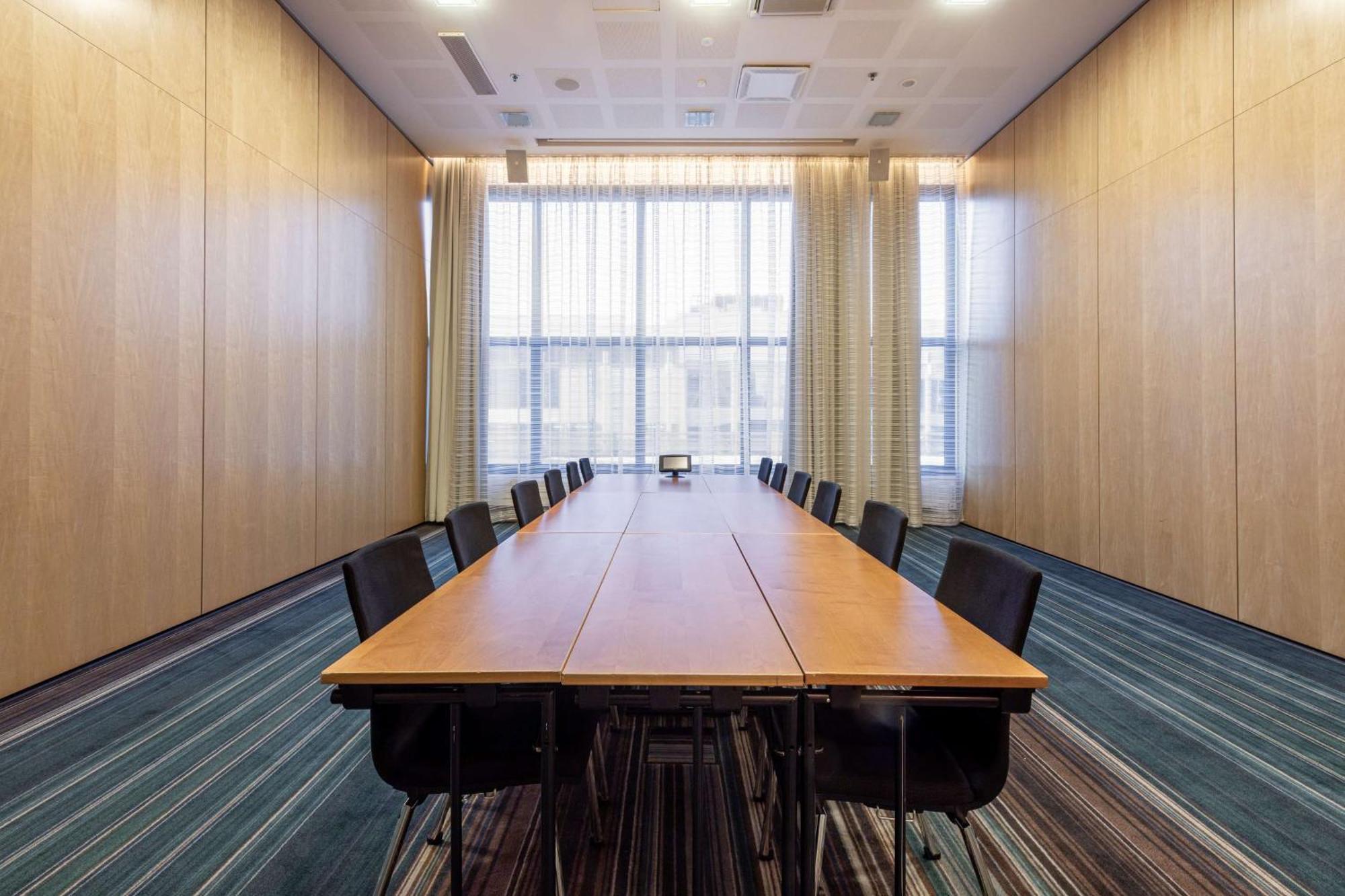 Hotelli Hilton Helsinki Airport 4*