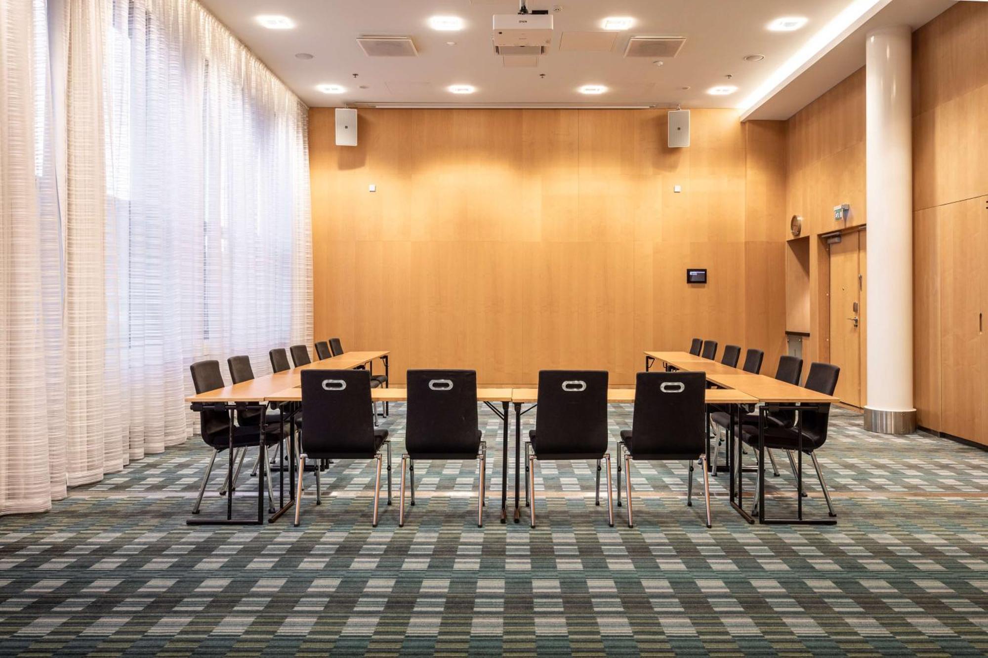 Hotell Hilton Helsinki Airport 4*
