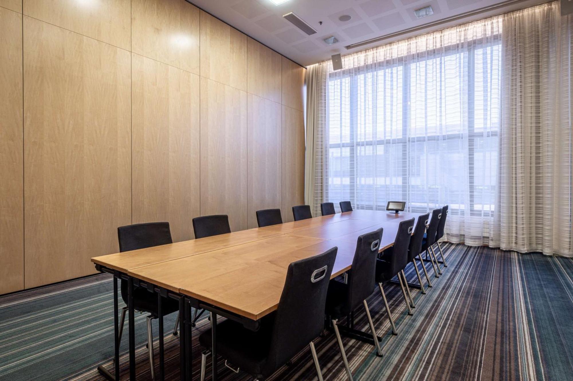 Hotell Hilton Helsinki Airport 4*
